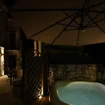 빌라 Stone Garden Escape With Jacuzzi