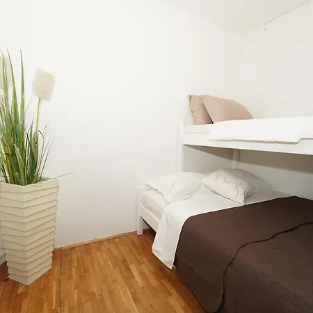 Stone Garden Escape With Jacuzzi *